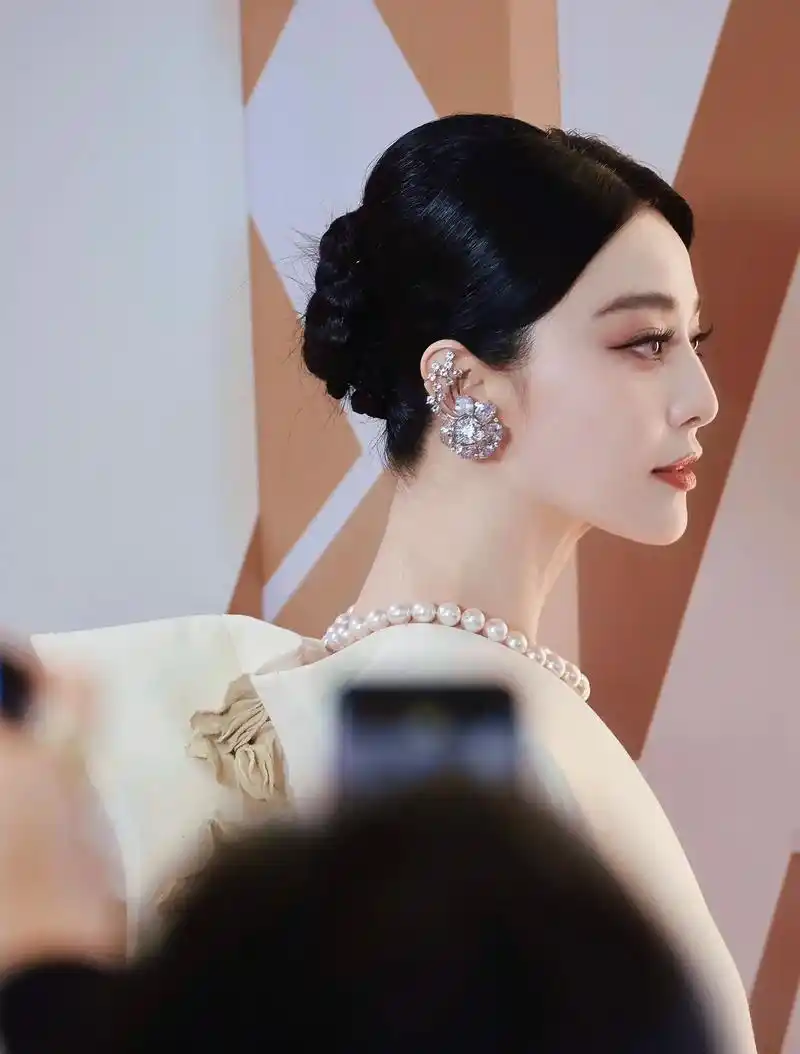 看了范冰冰最新状态,都说是回春大勇,然后一看她年纪,43,也 - 抖音