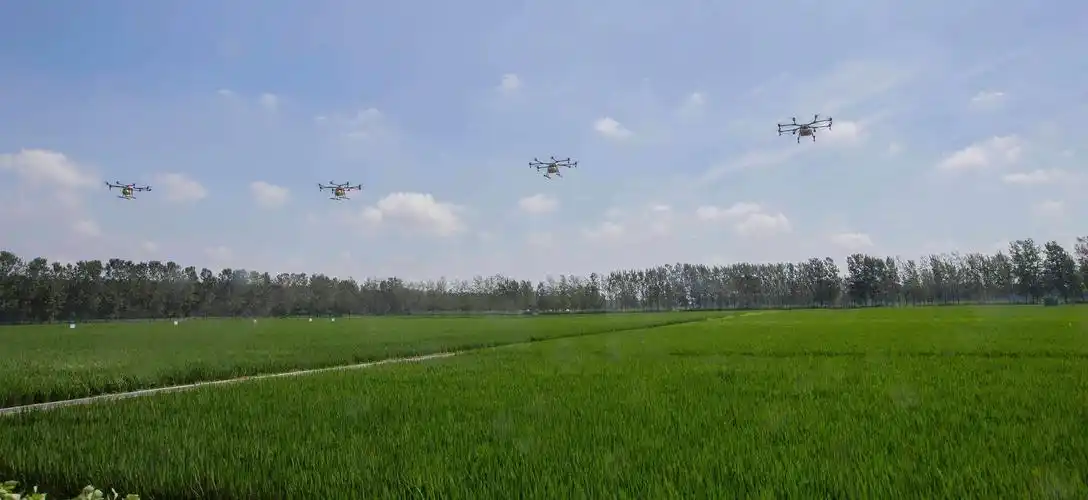 飞机打药 映衬白云雁阵型,不凡之旅绕天庭.