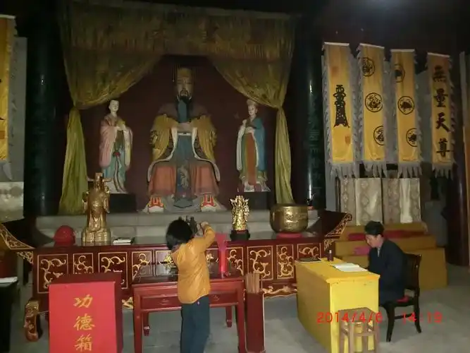 正一观除了各种大殿之外,风景也是很美的,绿树成荫,郁郁葱葱,颇有世外