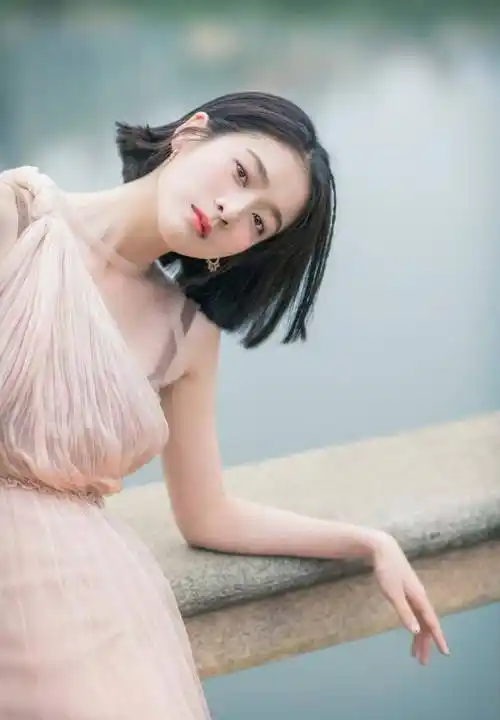 张雪迎剪波波头短发比关晓彤还美,身穿百褶连衣裙,居然意外走红_造型