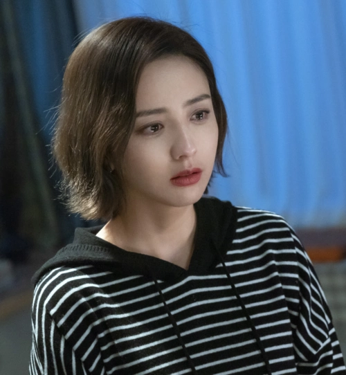 佟丽娅爱的厘米化身酷飒机长百变演绎冬日潮酷穿搭太吸睛