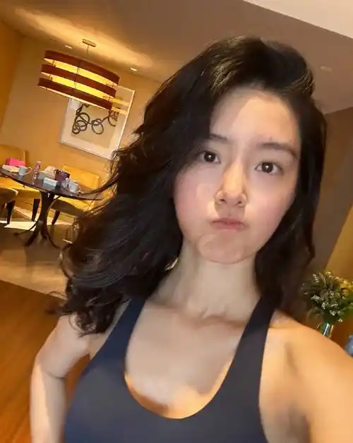 杨采钰分享素颜健身随拍腹部马甲线超吸睛