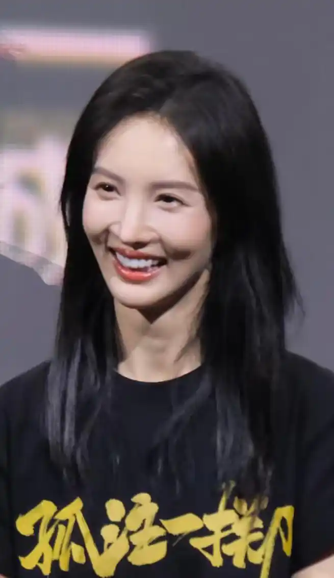 看完金晨的生图实拍,才知道这种鼻子只适合上镜,现实看很违和