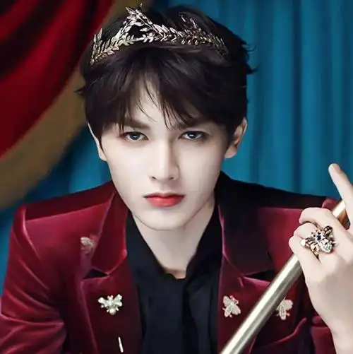 完美男神是假的, 脸型崎岖,满脸痘印, 生图揭露人间真实(王源神仙滤镜