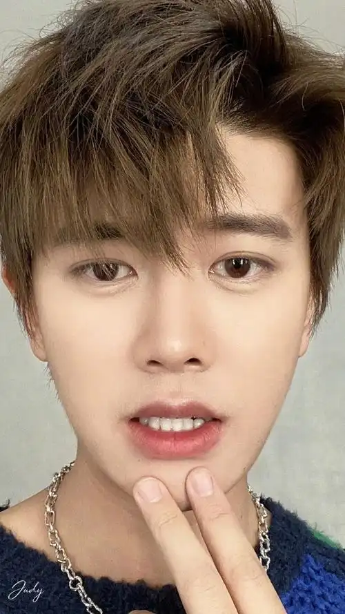 任嘉伦超话如此嚣张的卡大头怼脸自拍,有几个人敢,还能这么好看看的我