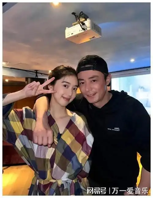 霍建华私人照曝光单手搂美女亲密贴头女方行为引热议