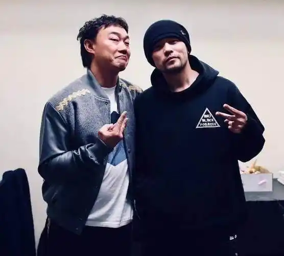 陈奕迅晒和周杰伦合照网友称2个最爱的人同框了!