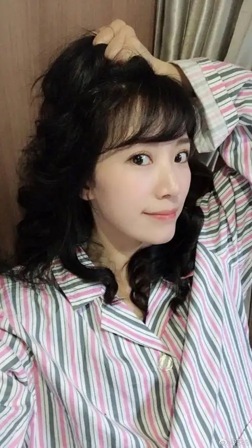 李念微博表情包自拍.