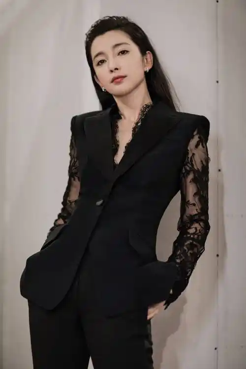 主题:李冰冰的西装好奇怪啊,什么品味 [10]收藏该贴已收藏只看楼主