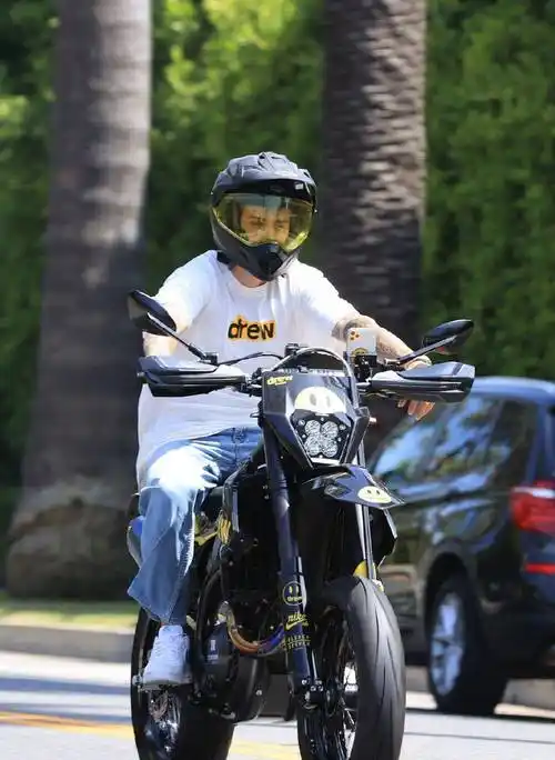 贾斯汀·比伯路遇上狗仔队!