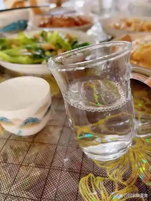 在家里,有父母三令五申严加看管不允许未成年人喝酒,在社会上出售烟酒