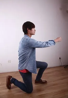 单膝下跪求爱的帅哥模特