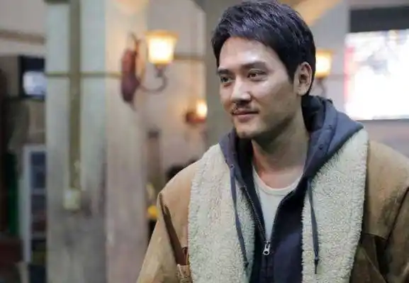 冯绍峰近照显状态不好,被拍到在片场擦眼泪,期待新剧_工作_剧里_电影