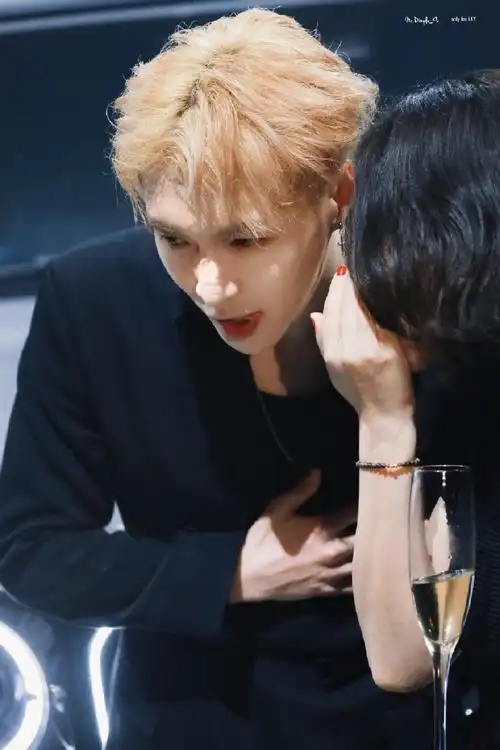 张艺兴看粉丝的眼神