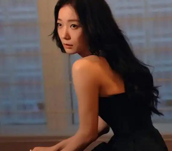 王珞丹亮相2023大湾区音乐节,黑裙红唇大展魅力,青春文艺范儿十足