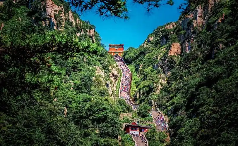 拔地五千丈冲霄十八盘