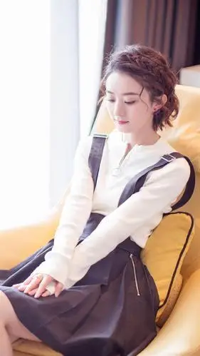 赵丽颖清新卷发室内甜美写真