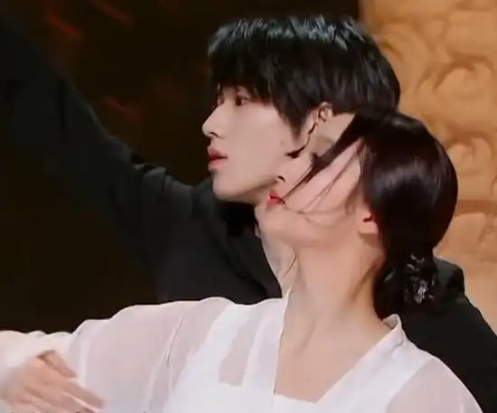 关晓彤宋亚轩跳十面埋伏双人舞又酷又飒男伴碧眼狐狸妆成焦点