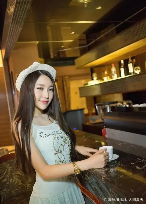 邓雪身材有多好?一身白色连衣裙穿出满屏仙女范,这双腿真是绝了