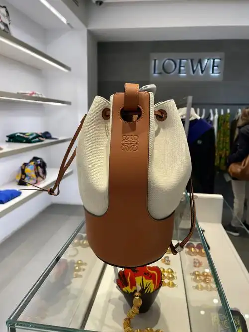 棕色牛皮搭乳白色帆布 颜色很好看哦价钱很好了#罗意威loewe  #气球