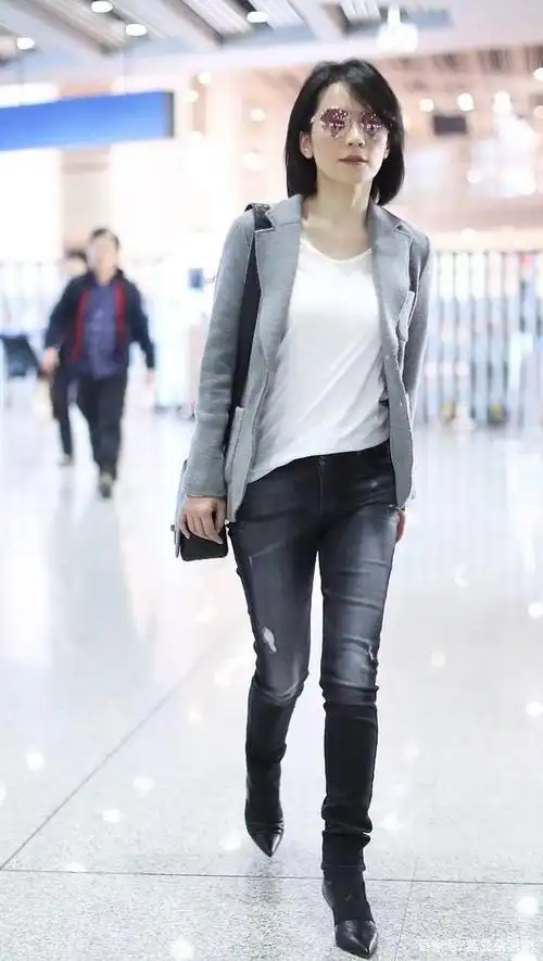 俞飞鸿穿起"混搭风"西装更显气质,名副其实的"冻龄女神"