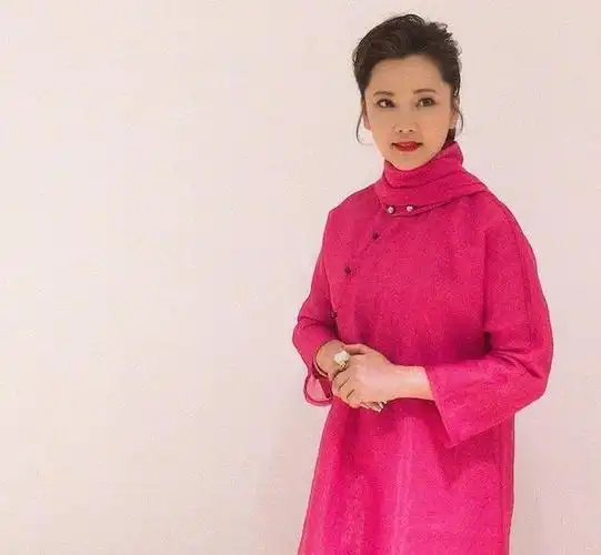 57岁何赛飞真有料!紧身旗袍勒出性感"柯基臀",这身材60后少有