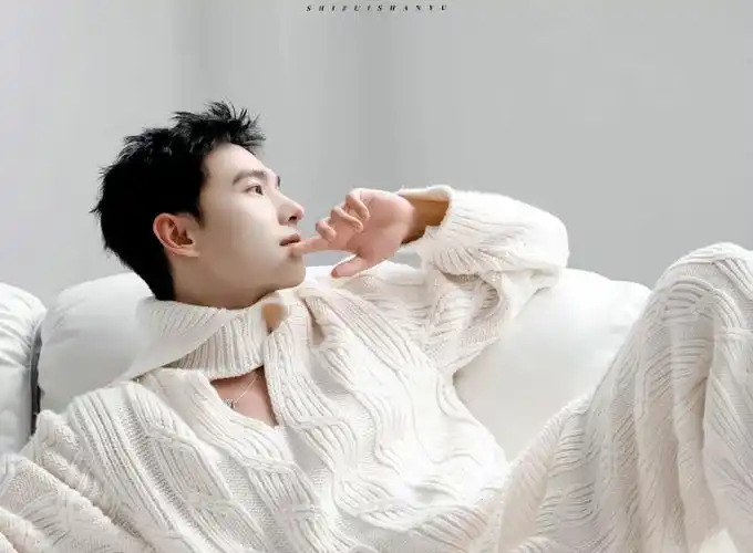 杨洋时尚芭莎十一月刊封面