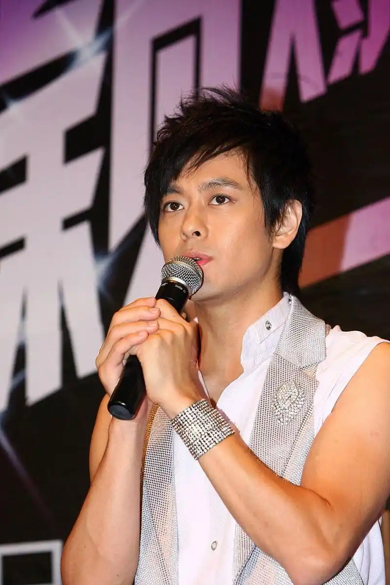 不老男神林志颖在《披荆斩棘》中焕发青春活力,他的出现仿佛带回了