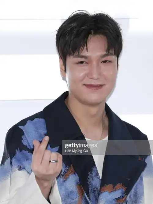 李敏镐这是提前"发福"?生图状态太油腻了,还是以前好看