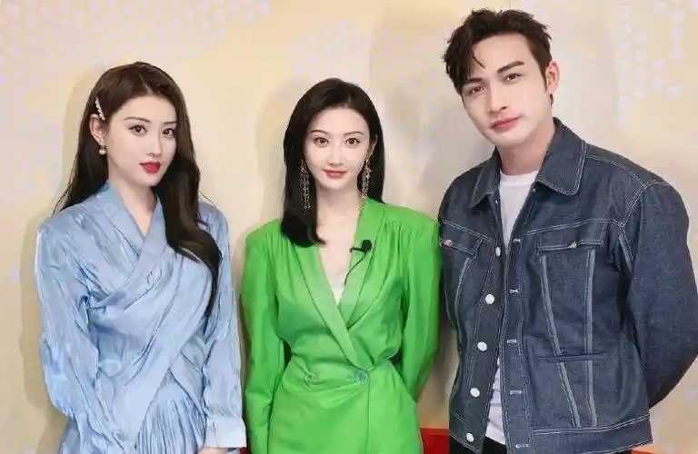 景甜与女网红合照,精修图颜值旗鼓相当,生图差距却不止一点半点