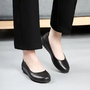 圆头皮鞋女服务员