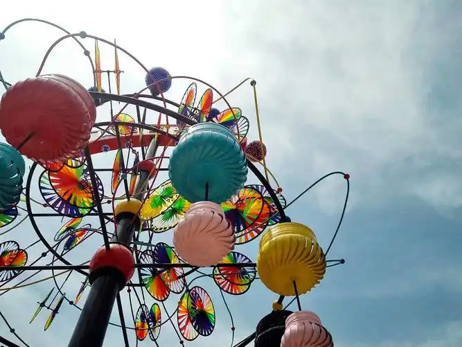 夏天里的游乐场旁挂着许多各式各样色彩缤纷的风车
