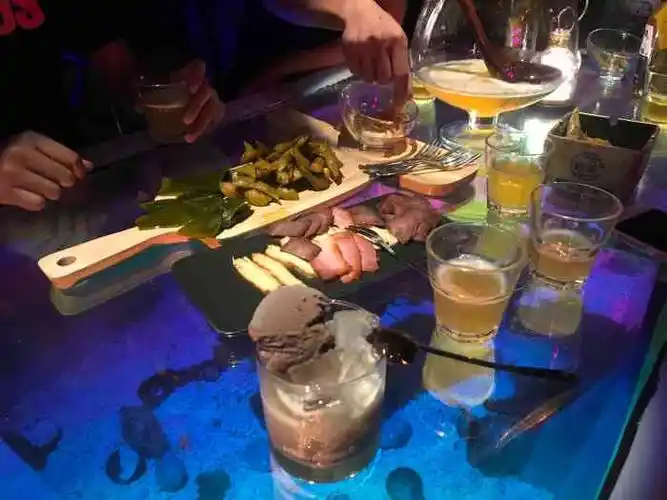 打分 环境好赞 感觉挺时尚的  虽然我不怎么会喝酒 但是那口大啤酒缸