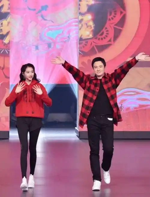 原创鹿晗真管不住关晓彤了30cm童装都敢挑战藏不住凹凸感