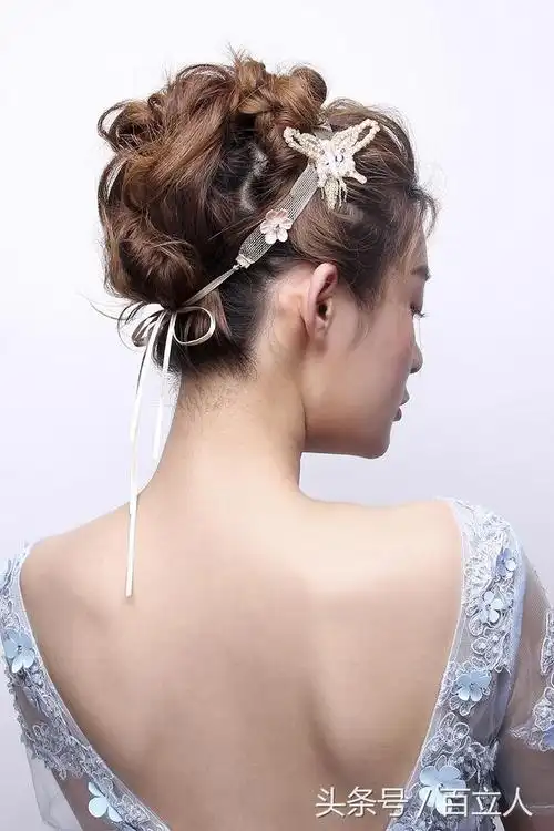 要年轻,要轻盈,美到犯规啊,一款最适合短发盘发的造型!