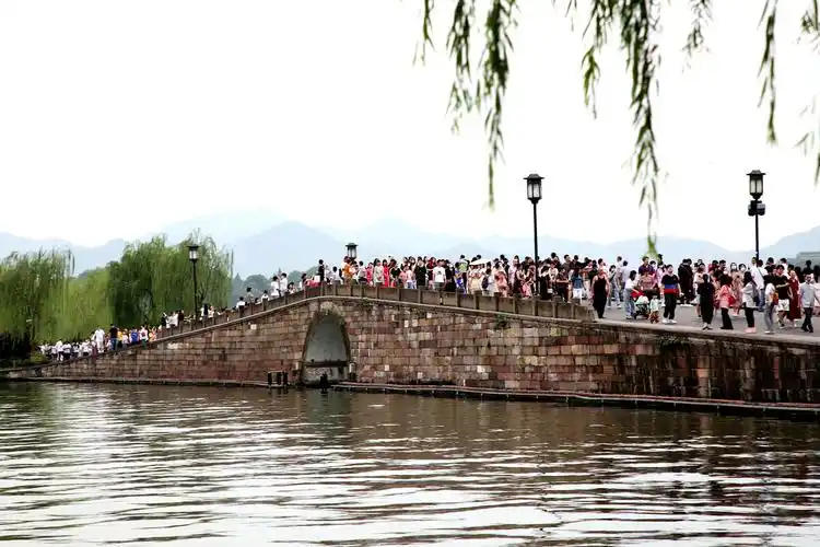杭州西湖断桥游人如织