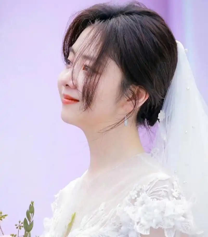 谭松韵拍戏穿婚纱,白净整洁的礼服衬托得谭松韵非常优雅恬静,她的侧脸