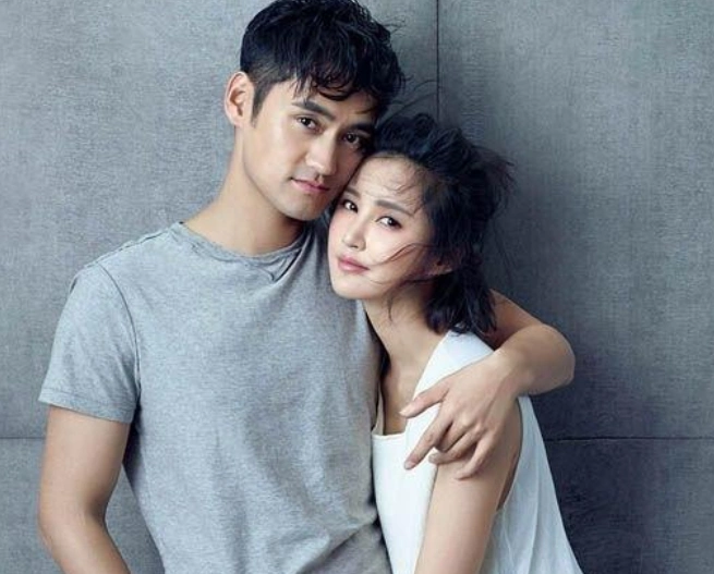 张歆艺晒和老公情侣装合照,却被9个月大的孕肚抢镜了!