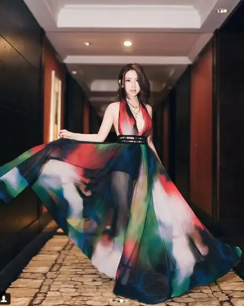 但其实邓紫棋也不是一开始就有如此魔鬼的身材 在刚出道的时候 还被