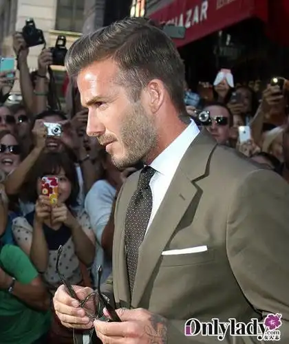 谁知道2012纽约时装周里小贝这一身是什么品牌么?