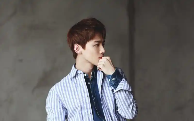 白敬亭的绝美侧颜,高清壁纸图片,大陆明星-回车桌面