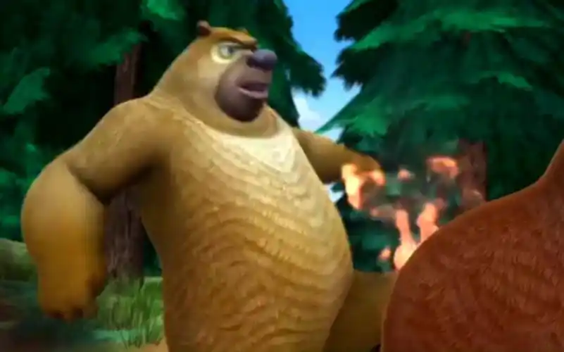 一口气看完老版熊出没解说,熊大的屁股莫名着火了,熊二直接对着熊大的