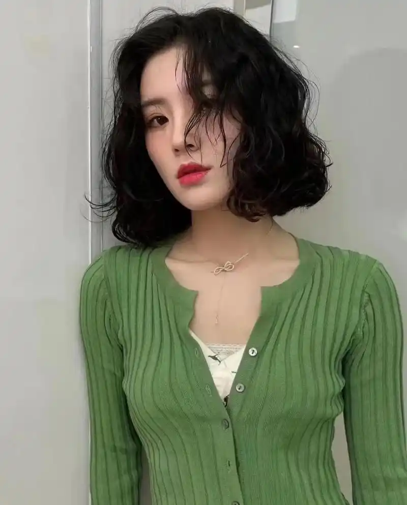 头发细软少发型怎么选?烫小卷就对了,不论长短都很美