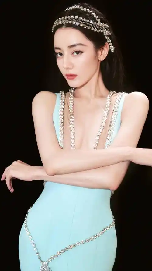 大领口 薄纱的装饰,唯美又惹眼迪丽热巴的这组造型,虽然不是过分性感