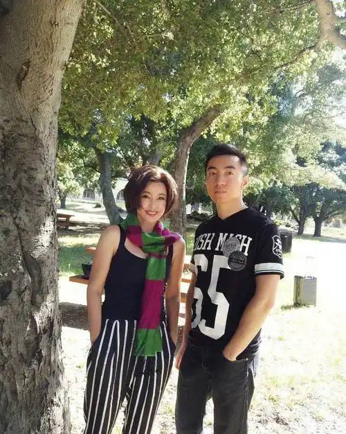 刘晓庆豪宅依偎的小鲜肉原来是他?