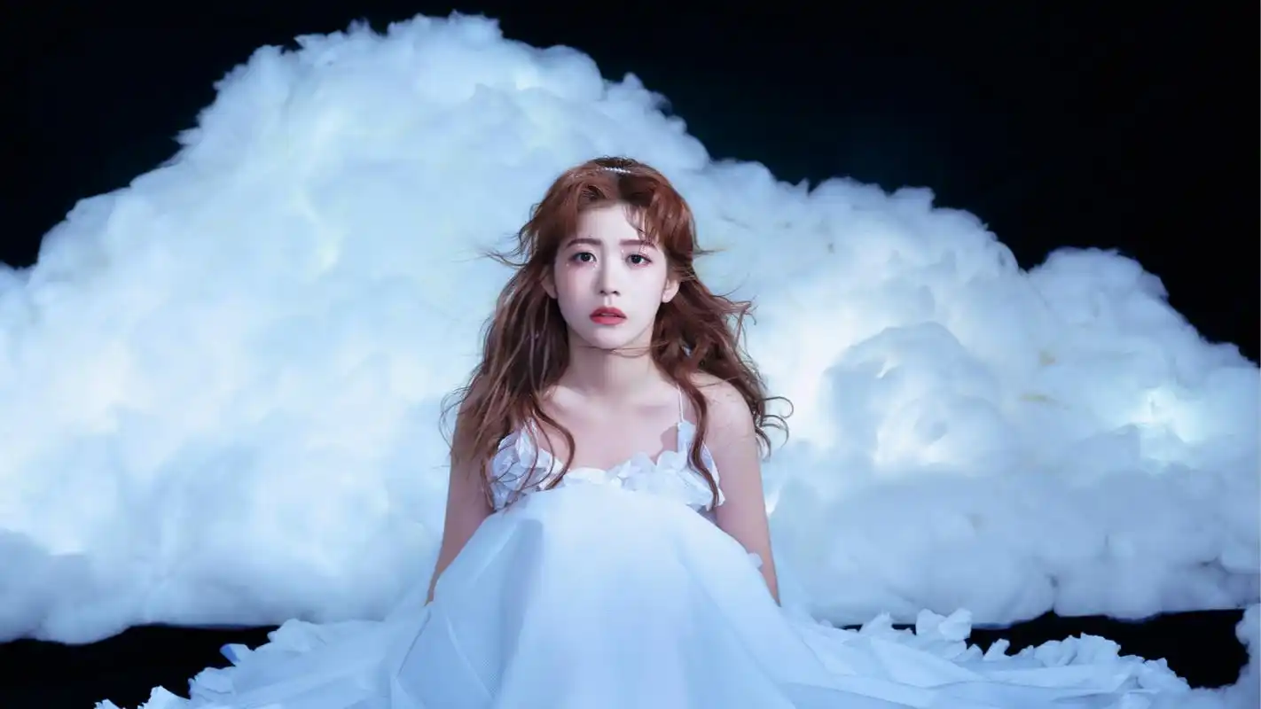 日前,赖美云首张个人专辑《出发,地平线!》概念海报公开.