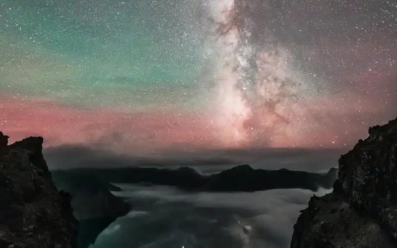 4k超清 竖版 长白山天池的星空与云海(第六秒开始可见天池银河倒影与