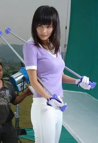 组图:杨幂拍广告不惧危险 初学滑草显运动天分