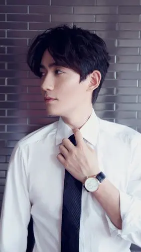 朱一龙扯领带合集系上领带是禁欲扯下领带是性感默默咽口水