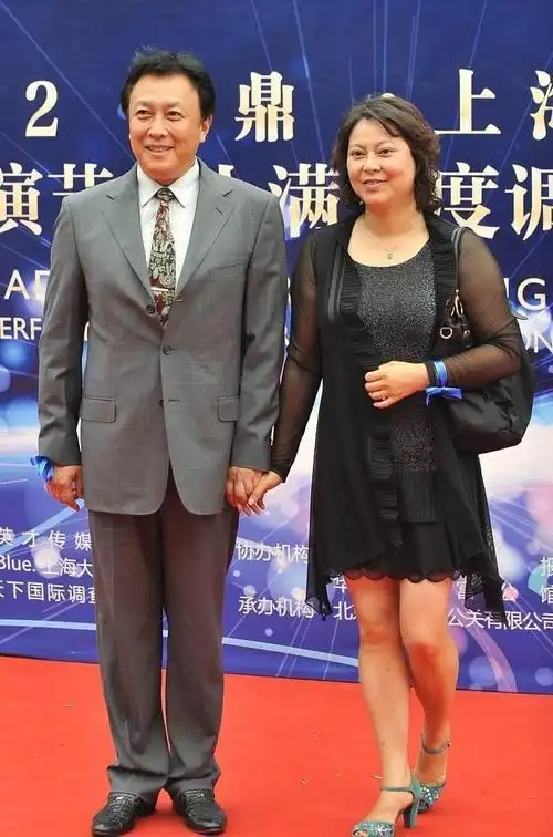 唐国强妻子挺朴素的穿条纹长裙配草帽有普通中年女人的感觉